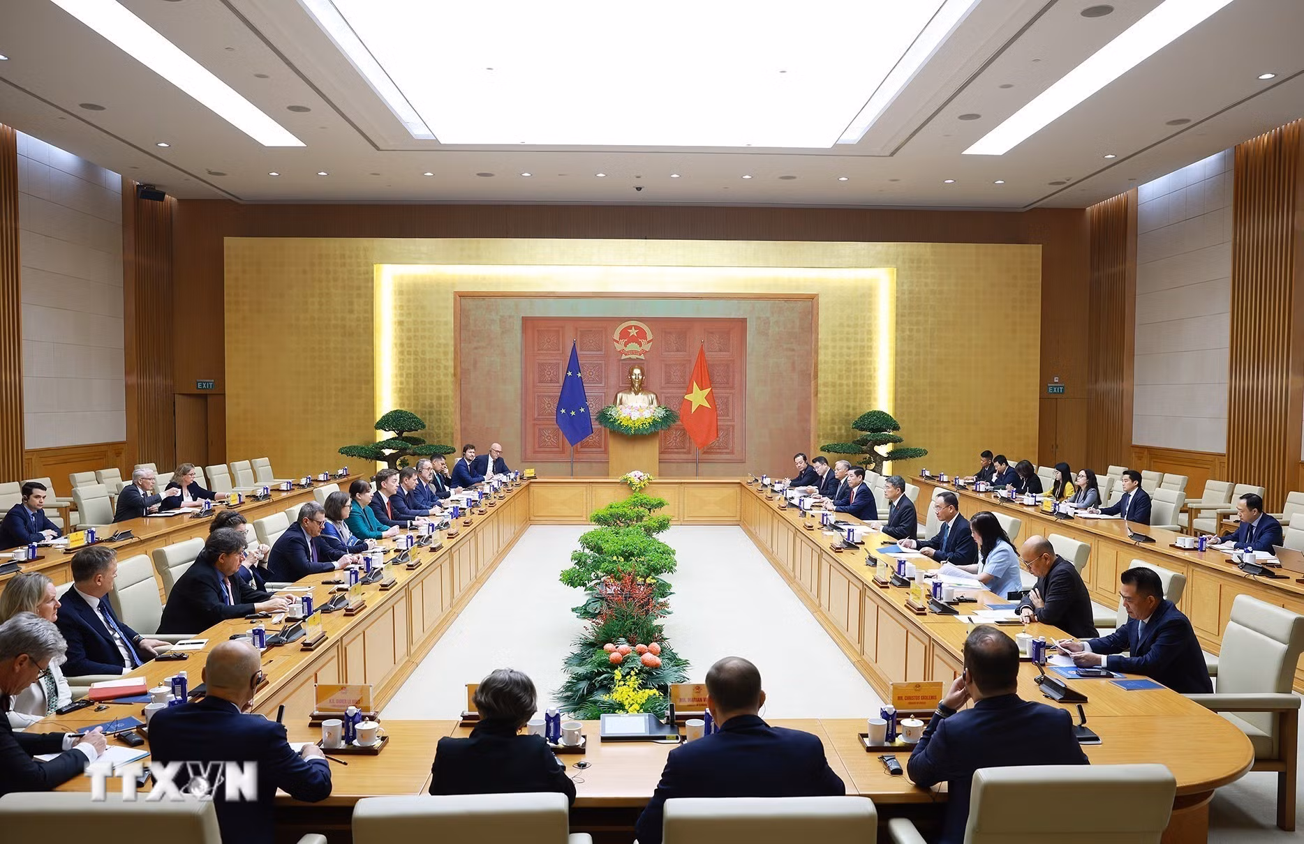 ttxvn_potal-thu-tuong-tiep-dai-su-dai-bien-phai-doan-lien-minh-chau-au-tai-viet-nam-9081570.jpg