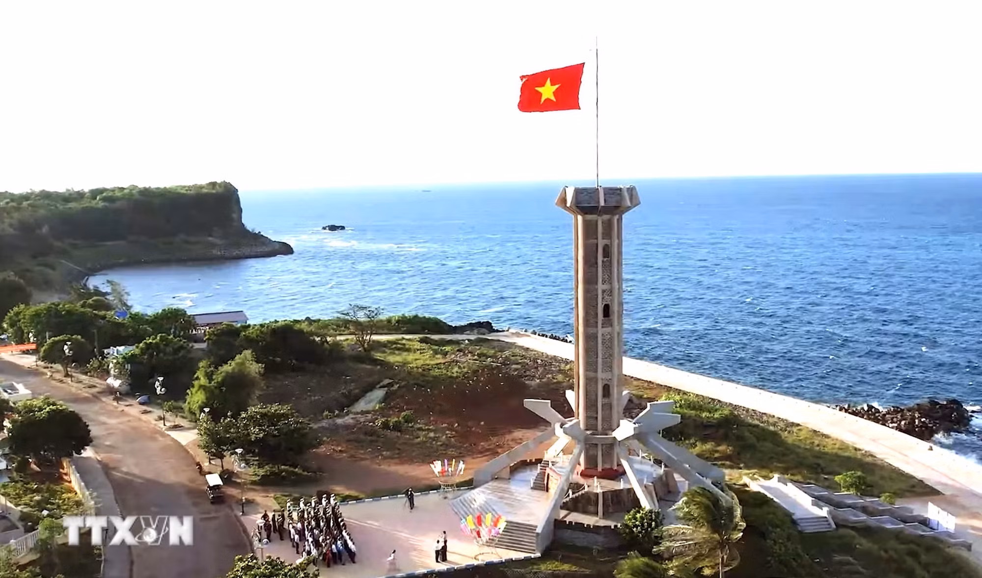 Cột cờ chủ quyền trên đảo Cồn Cỏ, biểu tượng thiêng liêng khẳng định chủ quyền Tổ quốc. (Ảnh: Nguyên Linh/TTXVN)