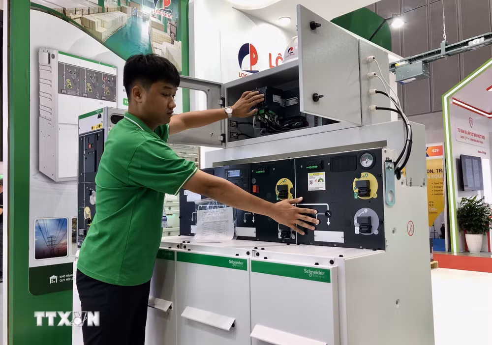 Khách tham quan trải nghiệm máy móc sử dụng năng lượng xanh tại chuỗi triển lãm. (Ảnh: Mỹ Phương/TTXVN) ttxvn-trienlam-1.jpg