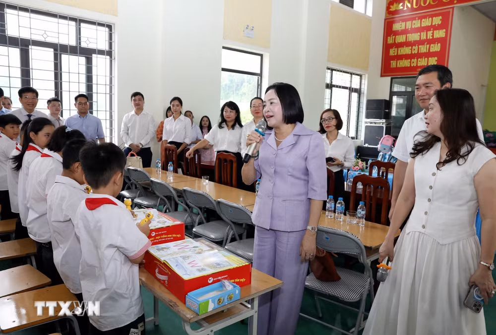 ttxvn-pho-chu-tich-quoc-hoi-nguyen-thi-thanh-tang-qua-cho-hoc-sinh-kho-khan-tai-lang-son-8956879.jpg