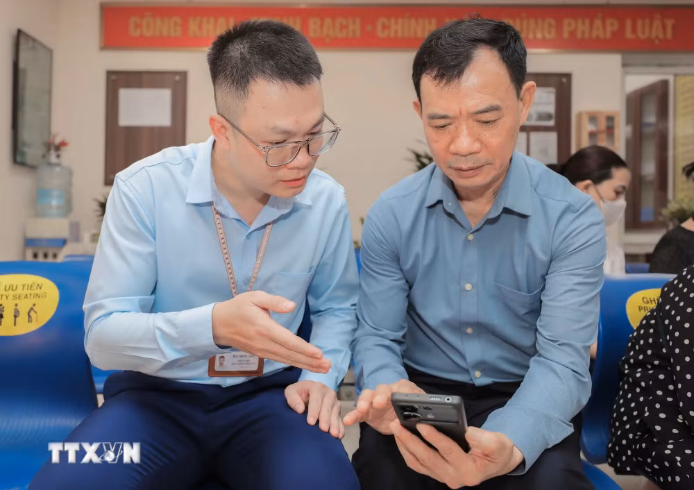 ttxvn_diem-sang-chuyen-doi-so-dua-cong-nghe-den-tan-cua-cham-den-trai-tim-8698310.jpg