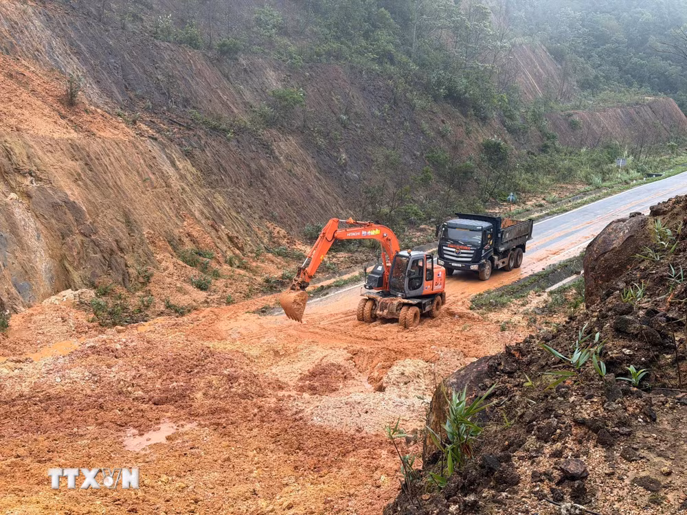 ttxvn-quang-ngai-sat-lo-chia-cat-duong-tranh-deo-van-roi-8968133.jpg