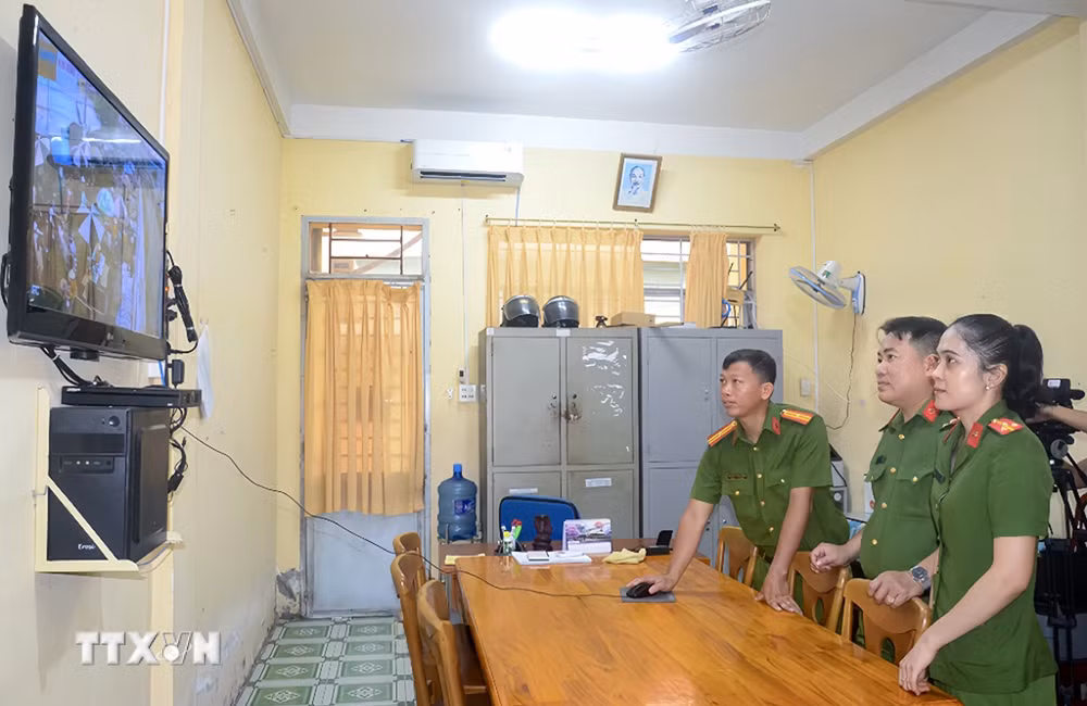ttxvn-ca-mau-dot-pha-so-hoa-an-ninh-trat-tu-tu-suc-manh-long-dan-8954954.jpg