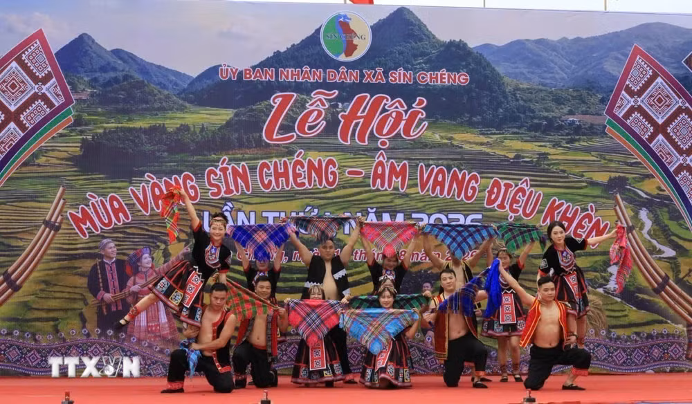 ttxvn-ron-ra-le-hoi-mua-vang-sin-cheng-am-vang-dieu-khen-o-lao-cai-8957247.jpg