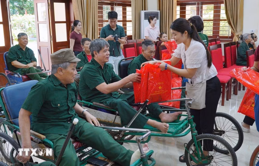ttxvn-hoi-chu-thap-do-tinh-ninh-binh-to-chuc-tham-tang-qua-cac-thuong-benh-binh-8883926.jpg