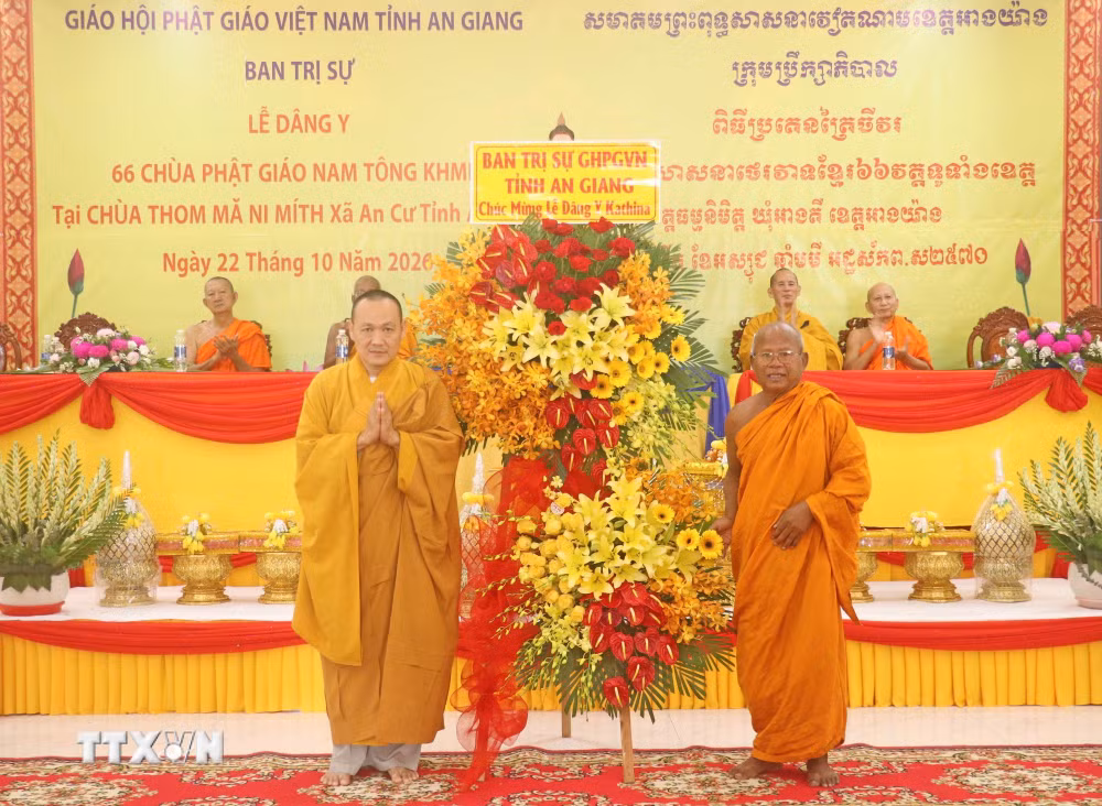 ttxvn_an-giang-to-chuc-le-dang-y-kathina-cua-dong-bao-khmer-9105144.jpg