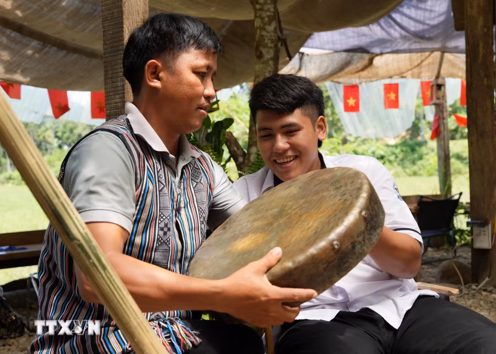 ttxvn_ve-ta-leu-nghe-tam-tinh-nguoi-hre-9084349.jpg