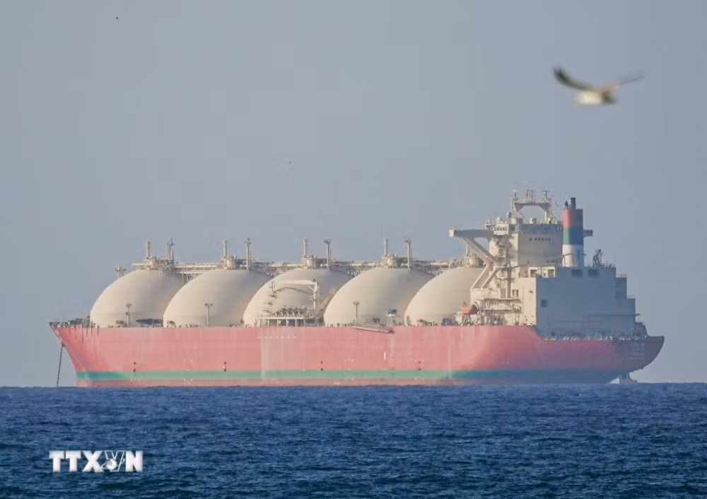 ttxvn-tau-thuyen-luu-thong-tro-lai-qua-eo-bien-hormuz-8829502.jpg