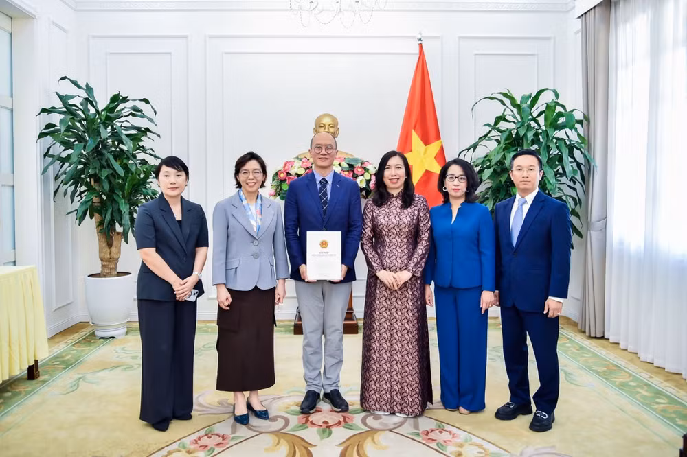 thu-truong-le-thi-thu-hang-va-dai-su-han-quoc-tai-viet-nam-lee-miyon.jpg