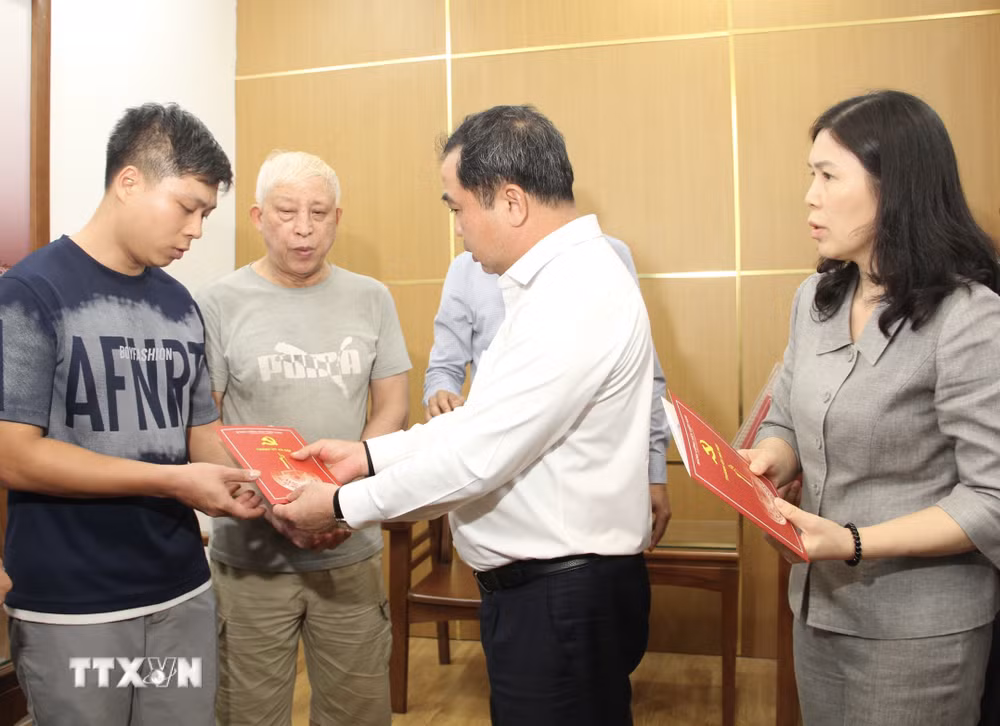ttxvn-lanh-dao-thanh-pho-ha-noi-tham-hoi-nan-nhan-vu-chay-tai-phuong-tay-ho-9028474.jpg