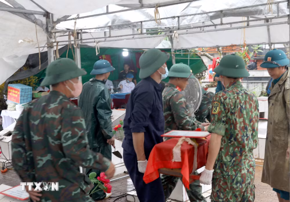 ttxvn_chien-dich-500-ngay-dem-hanh-trinh-dua-cac-anh-ve-dat-me-9081636.jpg