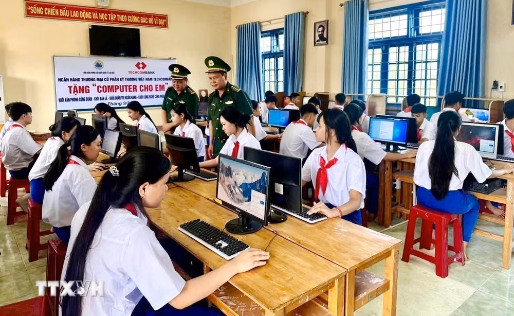 ttxvn-quang-tri-bo-doi-bien-phong-dong-hanh-cung-hoc-sinh-vung-bien-truoc-them-nam-hoc-moi-9003190.jpg