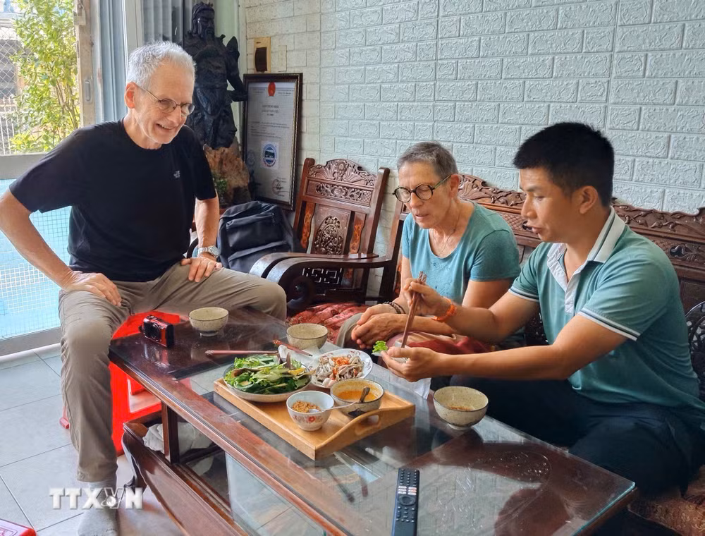 ttxvn-thac-sy-it-va-hanh-trinh-tim-lai-huong-vi-lang-mam-co-truyen-9023813.jpg