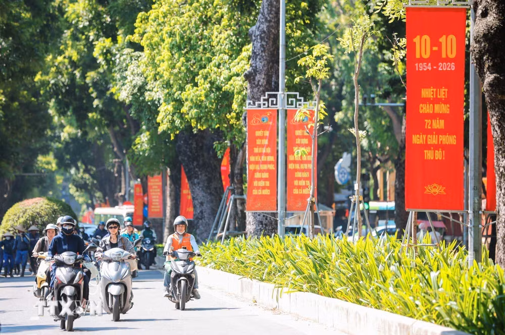 ttxvn_ha-noi-ruc-ro-co-hoa-chao-mung-ky-niem-72-nam-ngay-giai-phong-thu-do-9071437.jpg
