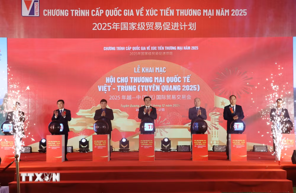 ttxvn_khai-mac-hoi-cho-thuong-mai-quoc-te-viet-trung-tuyen-quang-2025-8468285.jpg