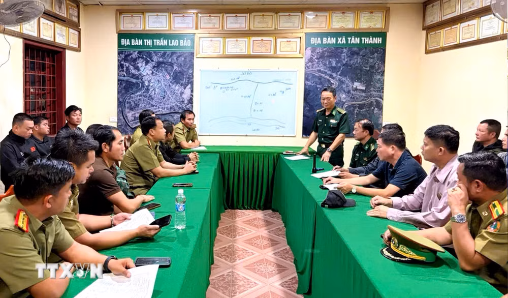 ttxvn_quang-tri-phoi-hop-triet-pha-duong-day-buon-ban-phao-xuyen-bien-gioi-thu-giu-khoang-30-tan-tang-vat-9102012.jpg