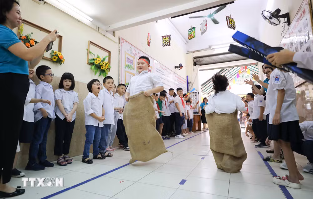 ttxvn-ha-noi-dua-tro-choi-dan-gian-vao-truong-hoc-giup-hoc-sinh-tang-tinh-tu-tin-tinh-than-doan-ket-va-nang-cao-the-chat-7030944.jpg