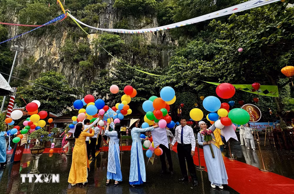 ttxvn-da-nang-khai-mac-le-hoi-vu-lan-bao-hieu-ngu-hanh-son-nam-2025-8243681.jpg