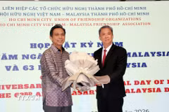 Ông Trần Ngọc Sơn (phải), Chủ tịch Hội hữu nghị Việt Nam-Malaysia Thành phố Hồ Chí Minh, tặng hoa chúc mừng ông Firdauz Bin Othman, Tổng Lãnh sự Malaysia tại Thành phố Hồ Chí Minh. (Ảnh: Xuân Khu/TTXVN)