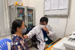 Bác sĩ khám cho bệnh nhân tại Bệnh viện Đa khoa Vũng Tàu. (Ảnh: Hoàng Nhị/TTXVN)