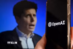 Giám đốc điều hành Sam Altman và biểu tượng OpenAI. (Ảnh: AFP/TTXVN)