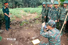 Đội K75 thực hiện quy trình số hóa thông tin hài cốt liệt sỹ trước khi khai quật tìm kiếm tại thôn Đắc Thọ, xã Hoài Đức (Lâm Đồng). (Ảnh: Nguyễn Thanh/TTXVN)
