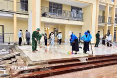 Cán bộ, chiến sỹ Bộ đội Biên phòng Quảng Trị đóng góp ngày công, phối hợp với trường học, địa phương chuẩn bị chu đáo cơ sở vật chất chào đón năm học mới. (Ảnh: TTXVN phát)