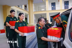Các chiến sỹ Bộ Chỉ huy Quân sự tỉnh Phú Thọ làm lễ bàn giao. (Ảnh: TTXVN phát)