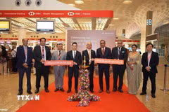 Đại sứ Trịnh Minh Mạnh (ở giữa) và Tổng lãnh sự Việt Nam tại Mumbai Lê Quang Biên (bên trái) tại lễ khai trương đường bay. (Ảnh: Đại sứ quán cung cấp)