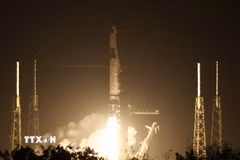 Tên lửa Falcon 9 mang theo tàu vũ trụ Crew Dragon rời bệ phóng tại Trạm Lực lượng Không gian Cape Canaveral, bang Florida, Mỹ, ngày 13/2/2026. (Ảnh: AA/TTXVN)