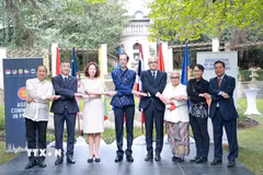 Đại sứ Việt Nam Dương Hoài Nam (thứ 2 từ trái sang) cùng Đại sứ các nước ASEAN tại Praha, Cộng hòa Séc. (Ảnh Việt Thắng/TTXVN)