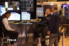 Giao dịch viên tại sàn chứng khoán New York, Mỹ. (Ảnh: THX/TTXVN phát)