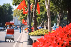 Khu vực Hồ Gươm rực rỡ cờ, hoa chào mừng kỷ niệm 72 năm Ngày Giải phóng Thủ đô 10/10. (Ảnh: Hoàng Hiếu/TTXVN)