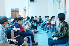 Phụ huynh và bệnh nhi đang chờ đợi đến lượt khám tại Khoa Tâm lý-Tâm thần trẻ em, Bệnh viện Tâm thần Thành phố Hồ Chí Minh. (Ảnh: Đinh Hằng/TTXVN)