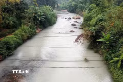 Tình trạng nước sông đổi màu bất thường diễn ra nhiều lần, mới nhất là vào sáng 16/10, nước sông đổi sang màu trắng sữa, đục ngầu. (Ảnh: TTXVN phát)