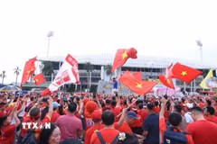 Các cổ động viên ngoài sân Mỹ Đình trước trận chung kết ASEAN Cup 2026 lượt về Việt Nam-Thái Lan. (Ảnh: Quốc Khánh/TTXVN)