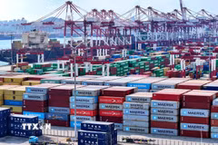 Quang cảnh cảng hàng hóa tại Thanh Đảo, tỉnh Sơn Đông, Trung Quốc. (Ảnh: THX/TTXVN)