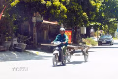 Người lao động nhọc nhằn mưu sinh giữa nắng nóng. (Ảnh: Tường Vi/TTXVN)