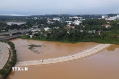 Sạt lở đường giao thông tại khu vực có độ dốc cao thuộc phường Đông Gia Nghĩa, tỉnh Lâm Đồng. (Ảnh: Hưng Thịnh/TTXVN)