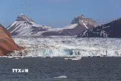 Hình ảnh sông băng tan chảy tại quần đảo Svalbard, Na Uy. (Ảnh: THX/TTXVN phát)