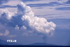 Tro bụi phun lên từ núi lửa Anak Krakatau ở tỉnh Lampung, Indonesia. (Ảnh: THX/TTXVN phát)