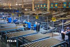 Công nhân làm việc tại một công ty ở tỉnh Sơn Đông, Trung Quốc. (Ảnh: THX/TTXVN)
