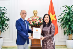 Thứ trưởng Ngoại giao Lê Thị Thu Hằng trao Giấy phép mở lại Văn phòng thường trú KBS (Hàn Quốc) tại Việt Nam. (Ảnh: Bộ Ngoại giao)