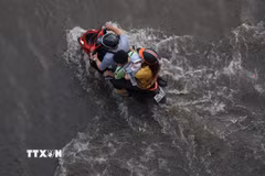 Các phương tiện lưu thông trên đường Trần Xuân Soạn, phường Tân Thuận, bị ngập do triều cường chiều 11/10. (Ảnh: Hồng Đạt/TTXVN)