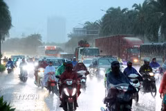 Mưa lớn vào đúng giờ cao điểm khiến các phương tiện tham gia giao thông khó khăn. (Ảnh: Văn Điệp/TTXVN)