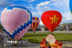 Khinh khí cầu với những màu sắc khác nhau cùng xuất hiện tại khu vực tổ chức Festival Dân vũ Quốc tế năm 2026 ở Điện Biên. (Ảnh: Xuân Tư/TTXVN)