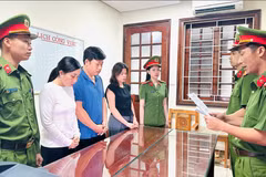 Cơ quan Cảnh sát điều tra Công an tỉnh Thanh Hóa thi hành Quyết định khởi tố vụ án, khởi tố bị can. (Ảnh: Công an Thanh Hóa)