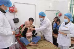 Điều trị cho các bệnh nhi nhiễm bệnh sởi. (Ảnh: Nông Đạt/TTXVN)
