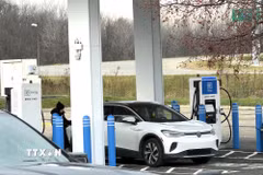 Một trạm sạc dành cho xe ôtô điện ven đường cao tốc ở Mỹ. (Ảnh: Ngọc Quang/TTXVN)