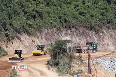 Máy móc thiết bị đang thi công các hạng mục đào, đắp, san gạt nền đường đầu tuyến Quốc lộ 14D. (Ảnh: Trần Tĩnh/TTXVN)